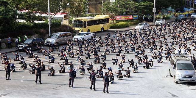 민노총 금속노조 현대제철 비정규직지회가 15일 충남 당진시 현대제철 공장에서 750명이 참여하는 집회를 열고 있다. /연합뉴스