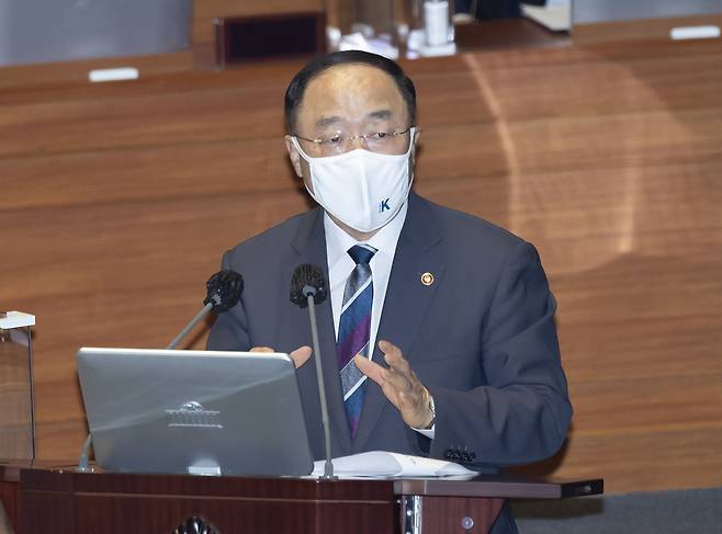 홍남기 경제부총리 겸 기획재정부 장관이 15일 오후 국회 본회의에서 열린 경제 분야 대정부 질문에서 답변하고 있다. /연합뉴스