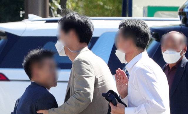 15일 전북 전주시 전북도의회 앞에서 이낙연 후보의 지지자와 이재명 후보의 지지자가 말싸움을 하고 있다. 이날 9시 30분에 이낙연 캠프 전북 현장 회의가 열리고 그 이후 10시 30분에 이재명 후보를 지지하는 기자회견이 열렸으나 이낙연 캠프 전북 현장 회의를 마친 이낙연 전 대표 지지자(왼쪽, 검은옷)가 언성을 높이고 이재명 경기지사 지지자(오른쪽, 흰옷)의 뺨을 때리며 말싸움으로 번졌다. 2021.09.15.뉴시스