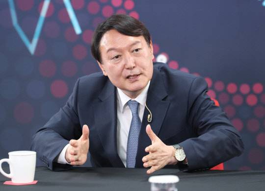 지난 9월12일 국민의힘 대선 예비후보인 윤석열 전 검찰총장이 서울 여의도 국민의힘 중앙당사에서 1차 예비경선 후보자 12명을 대상으로 진행된 유튜브 라이브 방송 '올데이 라방'에 출연하고 있다.국회사진기자단·연합뉴스