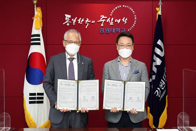 14일 강원대학교에서 서진호 SPC 식품생명공학연구소장(왼쪽)과 김헌영 강원대 총장이 업무협약 체결 후 기념촬영했다.