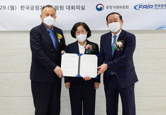 지난 3월 한국공정거래조정원에서 열린 '장기점포 상생협약 선포식' 에서 이중희 파리바게뜨 가맹점주협의회 대표, 조성욱 공정거래위원장, 황재복 파리크라상 대표이사(왼쪽부터)가 기념촬영을 하고 있다.