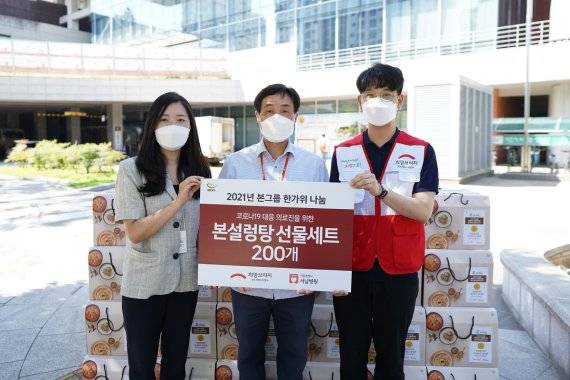 지난 14일 서울서남병원에 '본설렁탕 가정간편식(HMR) 세트'를 전달한 후 본아이에프 홍보·사회공헌팀 장아리 과장과 서남병원 조규성 경원지원부장, 전국재해구호협회 구호팀 박건민 매니저(왼쪽부터)가 기념촬영을 하고 있다.