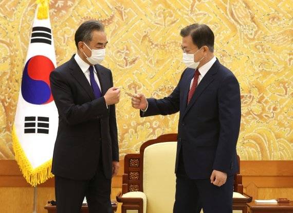 문재인 대통령이 15일 청와대 본관 접견실에서 왕이 중국 국무위원 겸 외교부장과 주먹인사하고 있다. /사진=뉴시스