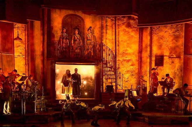 뮤지컬 <하데스타운> 공연 사진. 에스앤코 제공