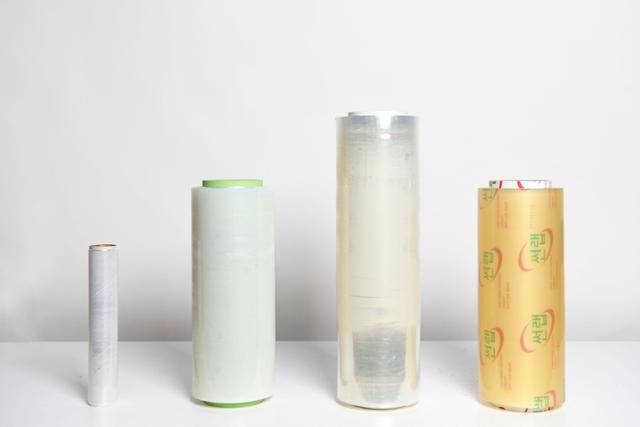 다양한 종류의 랩을 모아봤다. 왼쪽부터 크린랲의 가정용 PE랩, 삼영화학의 개량형(업소용) PE 퓨어랩, SK종합화학·크린랩의 개량형(업소형) PE랩, 삼영화학의 PVC랩이다. 한지은 인턴기자