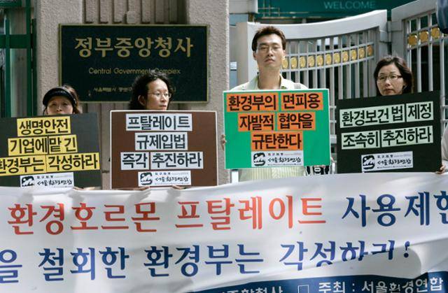 2007년 서울 종로구 정부서울청사에서 서울환경운동연합 관계자들이 PVC의 프탈레이트 가소제 사용 제한을 요구하고 있다. 현재 식품의약품안전처는 PVC 내 가소제 사용량을 일정 기준 이하로 규제하고 있지만, 매년 위반 사례가 적발되고 있다. 코리아타임스 자료사진