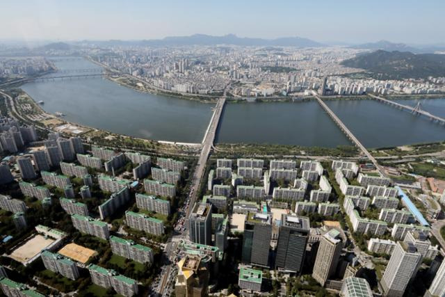 서울 송파구 롯데월드타워 전망대 서울스카이에서 내려다 본 한강 변 아파트 단지. 뉴시스