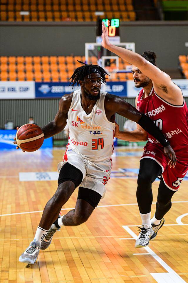 서울 SK 자밀 워니가 15일 상주체육관에서 열린 2021 MG새마을금고 KBL 컵대회에서 고양 오리온 아셈 마레이를 상대로 골밑 돌파를 시도하고 있다. KBL 제공