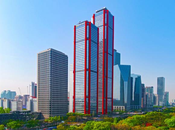 옵티머스 펀드의 수익률을 인위적으로 높이기 위해 김재현 옵티머스자산운용 대표와 공모한 혐의로 재판에 넘겨진 NH투자증권이 입장문을 통해 혐의 내용을 전면 부인했다. 사진은 서울 여의도 NH투자증권 본사. [사진=NH투자증권]