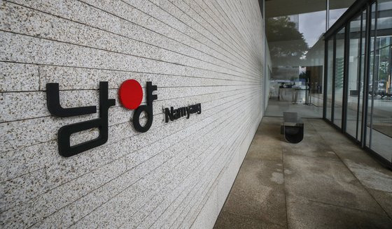 육아휴직을 쓴 여성 팀장에게 인사상 불이익을 줬다는 의혹이 제기된 남양유업. 이 과정에 홍원식 남양유업 회장이 개입했다는 의혹도 함께 제기됐다.                          [사진=연합뉴스]