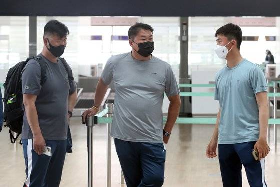 15일 세계선수권 출전을 위해 미국으로 떠난 남자 양궁 대표팀 김우진(왼쪽부터), 오진혁, 김제덕. [뉴스1]