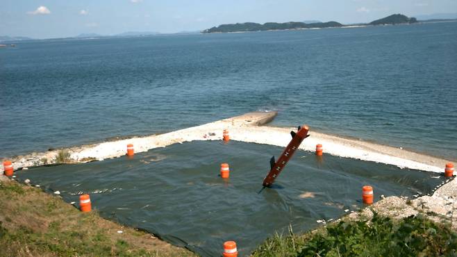 F-4 전투기에서 쏜 장거리 공대지미사일이 목표물에 정확히 명중하고 있다. 국방과학연구소