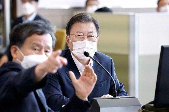 문재인 대통령이 15일 국방과학연구소 안흥시험장에서 미사일전력 발사 시험을 참관하고 있다. [청와대 사진기자단]