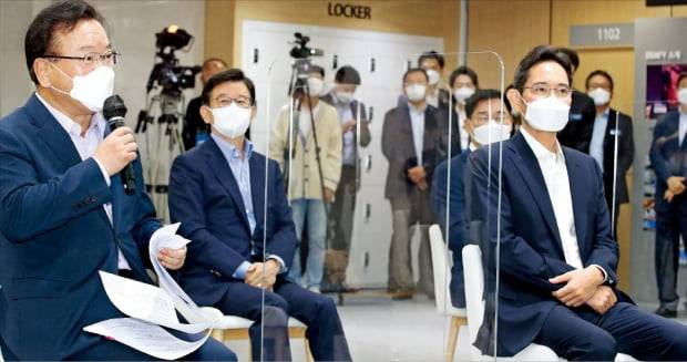 김부겸 국무총리(왼쪽)가 14일 서울 역삼동 ‘삼성 청년 소프트웨어 아카데미(SSAFY)’ 교육장에서 열린 간담회에서 정부가 추진 중인 청년 일자리 프로젝트 ‘청년희망ON’에 대해 설명하고 있다. 이날 간담회에는 이재용 삼성전자 부회장(오른쪽) 등 삼성 경영진이 대거 참석했다.  신경훈 기자