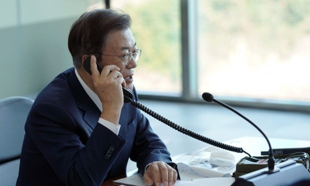 문재인 대통령이 15일 국방과학연구소 안흥시험장에서 미사일 전력 발사 시험을 참관하며 잠수함 발사 비행시험에 성공한 도산 안창호함 함장과 통화하고 있다. /사진=연합뉴스