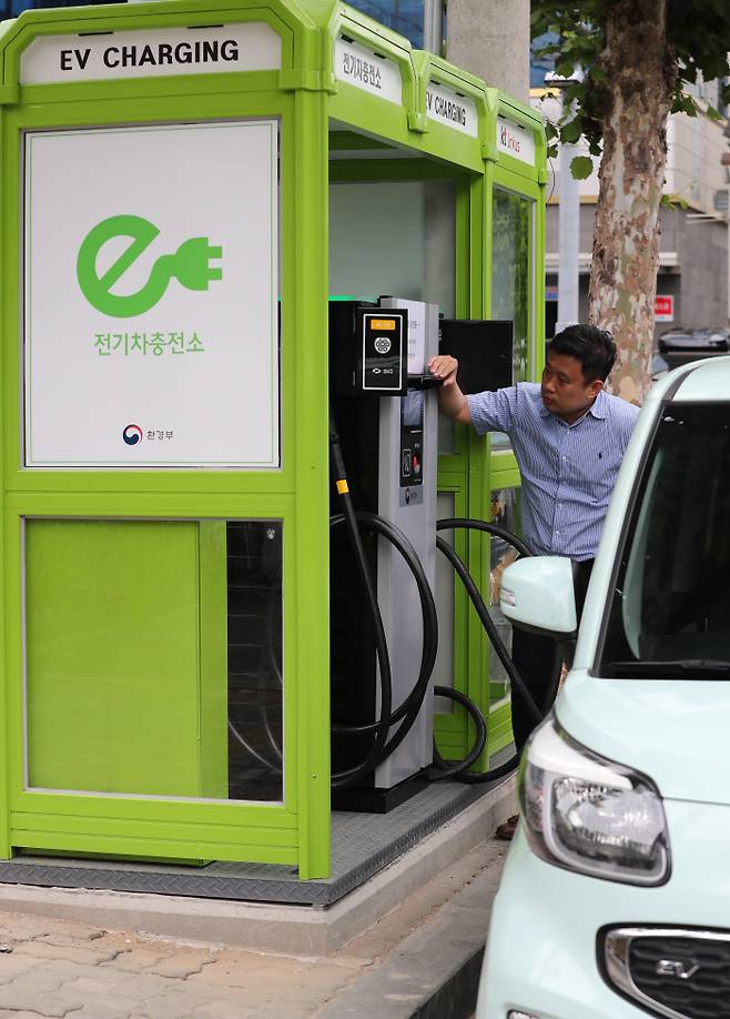 서울 금천구 가산동에 있는 전기차 충전기에서 시민이 차량을 충전하고 있다. 연합뉴스