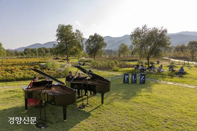 지난 11일 강원 양구 파로호 꽃섬에서 열린 PLZ 페스티벌 순회 연주회에 출연한 피아니스트들이 연주를 하고 있다. 왼쪽부터 김희진 상명대 교수, 일리야 라쉬코프스키 성신여대 교수, 페테르 오브차로프 연세대 교수, 아비람 라이헤르트 서울대 교수 이다. PLZ 페스티벌 제공