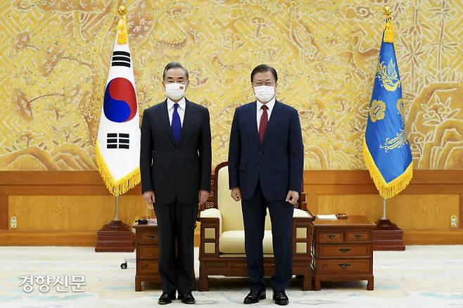 문재인 대통령이 15일 청와대에서 왕이 중국 외교부장을 접견했다. 문 대통령이 접견에 앞서 기념촬영을 하고 있다. 청와대사진기자단