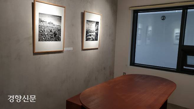 산지등대 무인화로 사용하지 않게 된 관사 등을 개조한 복합문화공간 카페물결이 지난달 문 열었다. 개조한 두 동의 건물 중 한 동은 차를 마시며 전시작품을 관람하는 전시공간으로 꾸며졌다. 박미라 기자