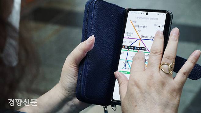 전윤선 대표가 또타지하철 애플리케이션을 이용해 을지로입구역에 전화를 걸고 있다.|이수민 기자 watermin@kyunghyang.com