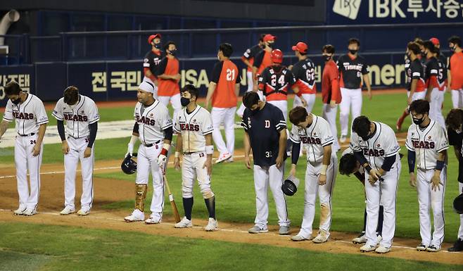 19일 서울 잠실야구장에서 열린 2021 프로야구 KBO리그 KIA 타이거즈와 두산 베어스의 경기에서 5대5로 무승부를 기록한 양 팀 선수들이 인사하고 있다. 연합뉴스