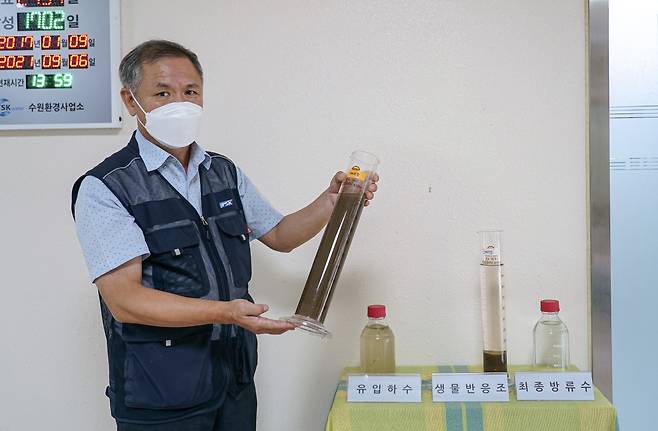 Ryu Myung-gu, chief of TSK’s underground water treatment center, explains how wastewater is processed. (Ahan Jeong-yeon/The Korea Herald)