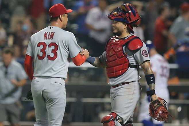 팀 승리 지킨 뒤 포수 야디에르 몰리나와 손 맞잡는 김광현(왼쪽).&nbsp; &nbsp;로이터 연합