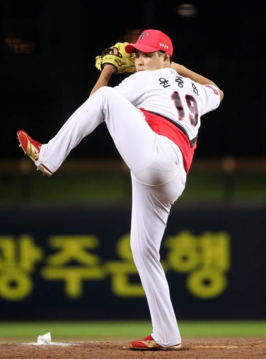 지난 11일 NC전에서 육성선수 출신인 윤중현이 선발로 나서 4년만에 첫 승리를 따낸 데 이어 15일 롯데와의 DH 2차전에서 구원으로 나서 시즌 2승째를 챙겼다. [연합뉴스]