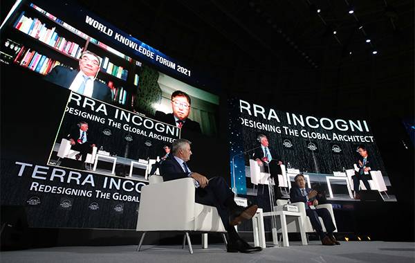 Top economists – Peking University National School of Development Professor Justin Yifu Lin, University of Tokyo Professor Sawada Yasuyuki, and KDI School of Public Policy and Management Professor Cho Dong-chul – join World Knowledge Forum session on “Global Economic Outlook 2022” on Wednesday. [Photo by Han Joo-hyung]
