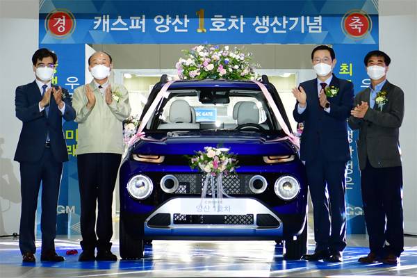 15일 오전 광주 광산구 빛그린산업단지 내 광주글로벌모터스(GGM) 공장에서 광주형 일자리 첫 작품인 경형 스포츠유틸리티차량(SUV) `캐스퍼` 1호가 공개됐다. 왼쪽부터 공영운 현대차 사장, 박광태 GGM 대표, 이용섭 광주시장, 윤종해 한국노총 광주본부 의장.  [사진 출처 = 연합뉴스]