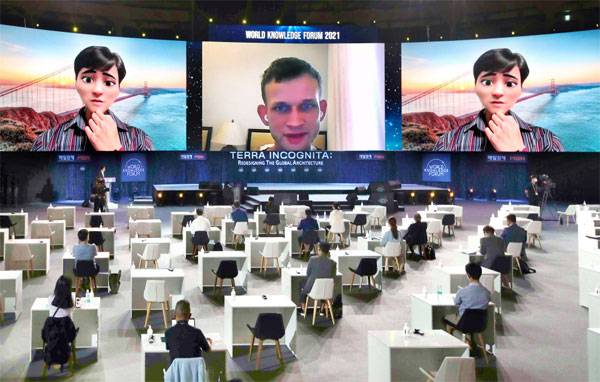 이더리움 창시자인 비탈릭 부테린(가운데)이 15일 세계지식포럼에서 이더리움의 미래 청사진을 제시했다. 부테린은 2016년 세계지식포럼에 참석해 초창기 사업 모델을 소개한 바 있다. 당시 부테린은 165억원을 투자받은 차세대 블록체인 전문가로 청중과 만났는데, 이달 초 이더리움 시가총액은 4385억달러로 삼성전자를 제치기도 했다. 한편 이날 좌장을 맡은 주은광 블록크래프터스 공동창업자는 메타버스 캐릭터로 참여해 눈길을 끌었다. [한주형 기자]