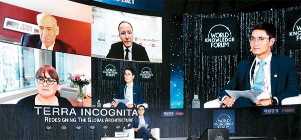 15일 서울 중구 장충아레나에서 제22회 세계지식포럼 `ESG 프리미엄:ESG를 통한 가치 창출` 세션이 열렸다. 안드레 안도니안 맥킨지 한국사무소 대표, 마르크 슈나이더 네슬레 대표, 이용진 맥킨지 한국사무소 시니어 파트너, 레이철 로드 블랙록 아시아태평양 총괄대표(화면 왼쪽 상단에서 시계방향)가 토론하고 있다.  [한주형 기자]