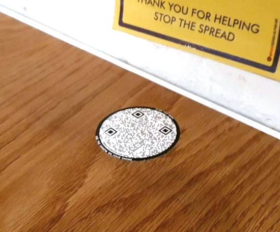 미국 음식점에는 ‘QR코드 메뉴판’이 빠르게 확산하고 있다. QR코드를 찍으면 메뉴판 파일을 다운로드받을 수 있다. 메뉴판을 통한 감염을 막기 위한 조치다. <나건웅 기자>