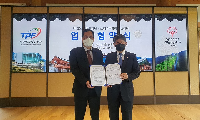 왼쪽부터 태권도진흥재단 오응환 이사장, 스페셜올림픽코리아 이용훈 회장. 사진=태권도진흥재단 제공