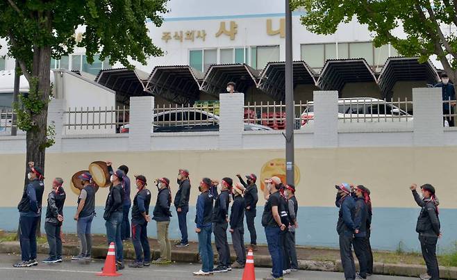 민주노총 화물연대 파리바게뜨분회 화물차주들이 지난 3일 오전 광주 광산구 호남샤니 공장 앞에서 결의대회를 열고 '증차에 따른 운송 노선 재조정' 합의 이행을 촉구하는 한편, 경찰의 강경 진압을 규탄하고 있다. 노조는 지난 2일 오후 11시부터 공장 입구에서 대체 운송차량 입·출차를 막으려다 경찰과 물리적 충돌을 빚었다. /사진= 뉴시스