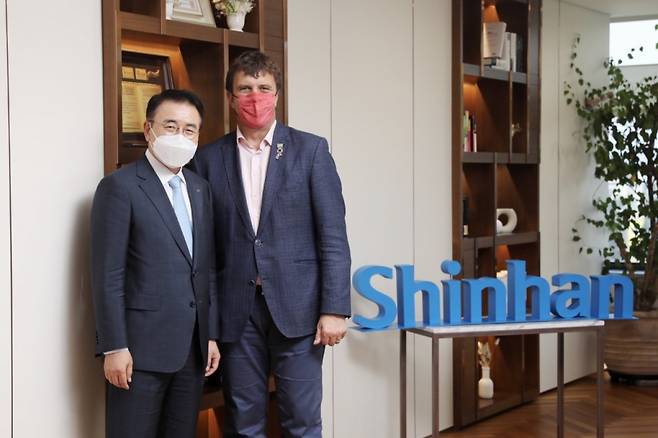 신한금융그룹은 조용병 회장이 지난 14일 서울 중구 신한금융 본점에서 영국의 기후행동 챔피언 나이젤 토핑과 만나 탄소중립 달성을 위한 금융회사의 역할을 논의했다고 15일 밝혔다. 조 회장(사진 왼쪽)과 나이젤 토핑이 기념촬영에 임했다./사진제공=신한금융