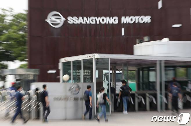 (평택=뉴스1) 김영운 기자 = 기업 회생 절차를 밟고 있는 쌍용자동차의 자구안이 과반 찬성으로 통과된 8일 오후 경기도 평택시 쌍용자동차 평택공장에 직원들이 출근을 하고 있다. 앞서 쌍용차는 기술직 50%, 사무직 30% 인원에 대해 무급휴직을 시행하는 내용의 자구안을 만들고 1년 시행 후 차량 판매 상황을 고려해 1년 더 무급 휴직을 연장할 수 있도록 했으며, 지난 2019년 합의한 임금 삭감과 복리 후생 중단 기간도 2023년 6월까지 2년 더 연장하기로 했다. 2021.6.8/뉴스1