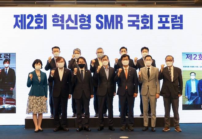 15일 제2회 혁신형 SMR(소형모듈원자로) 국회포럼이 개최됐다. 앞줄 왼쪽부터 양정숙 의원, 홍석준 의원, 이원욱 공동위원장, 정재훈 사장, 김영식 공동위원장/사진제공=한국수력원자력