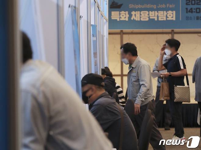(울산=뉴스1) 윤일지 기자 = 6일 오후 울산 동구 라한호텔에서 열린 '조선업 특화 채용박람회'에서 구직자들이 채용 상담을 받고 있다. 40여개 조선업 협력사가 참여한 이번 박람회는 울산시와 고용노동부가 주최, 울산일자리재단이 주관했다. 이날에는 현대미포조선 사내 협력사 박람회가, 7일에는 현대중공업 사내 협력사 박람회가 각각 열린다. 2021.9.6/뉴스1