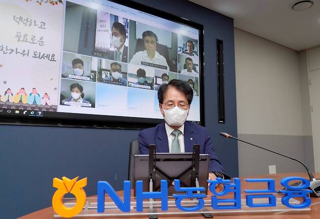 손병환 NH농협금융지주 회장은 지난 14일 추석 연휴를 앞두고 농협생명 전산센터 운영상황을 점검하고 관련 직원들을 격려했다고 밝혔다. 사진은 14일 서울 중구 소재 NH농협금융지주 본사 회의실에서 손병환 농협금융 회장이 추석 연휴를 앞두고 농협생명 전산센터 운영상황을 점검하고 관련 직원들을 격려하고 있는 모습./사진=NH농협금융