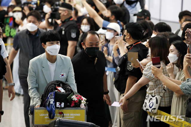 [인천공항=뉴시스] 홍효식 기자 = 대한민국 양궁 대표팀 안산이 1일 오후 2020 도쿄올림픽을 일정을 마치고 인천국제공항을 통해 귀국하고 있다. (공동취재사진) 2021.08.01. photo@newsis.com