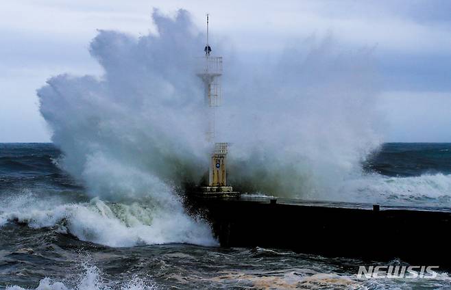 [서귀포=뉴시스] 우장호 기자 = 제14호 태풍 '찬투(CHANTHU)'가 북상 중인 14일 오후 제주 서귀포시 남원읍 태흥2리 앞바다에 거친 파도가 몰아치고 있다. 2021.09.14. woo1223@newsis.com