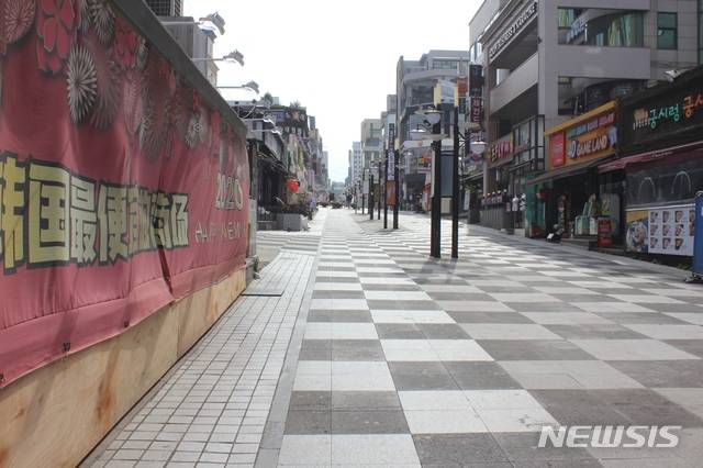 중국인들이 발길이 잦았던 제주시 누웨마루거리 상가. 코로나19 여파로 지금은 적막감이 감돌 정도로 텅 비었다./뉴시스