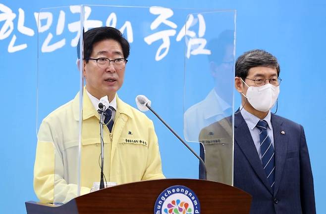 [홍성=뉴시스] 양승조 충남지사와 김용찬 충남도립대 총장이 내년 입학하는 신입생부터 전학기 전액 무상교육 실현을 발표하고 있다.  *재판매 및 DB 금지