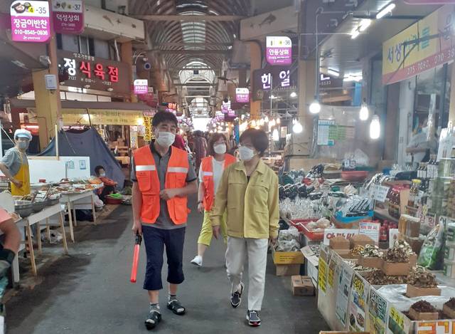 [울산=뉴시스]울산 남구청 관계자들이 12일 지역의 한 전통시장을 방문해 코로나19 방역수칙 준수 여부 등을 점검하고 있다. (사진=울산 남구 제공) 2021.08.12. photo@newsis.com *재판매 및 DB 금지