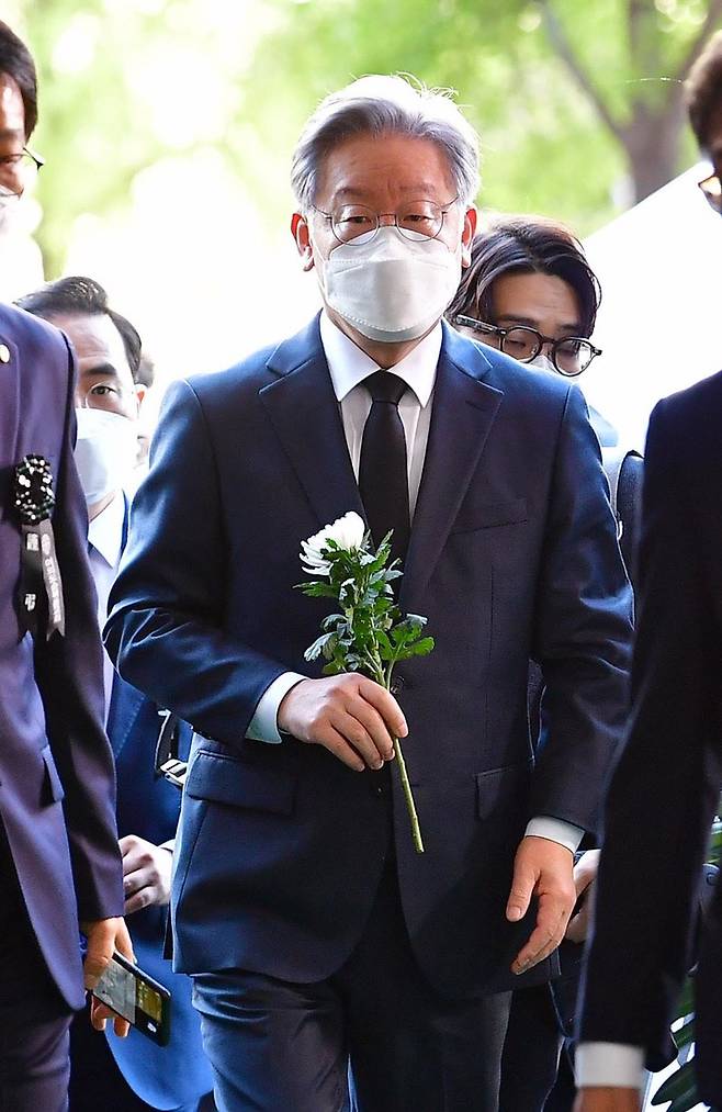 [서울=뉴시스] 국회사진기자단 = 이재명 더불어민주당 대선 경선 후보가 15일 서울 여의도순복음교회 대성전 1층 베다니홀에 마련된 고(故) 조용기 원로목사 빈소에서 조문을 하고 있다. 2021.09.15. photo@newsis.com