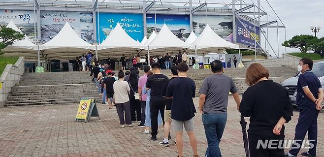 [경주=뉴시스] 이은희 기자= 경주시 미등록 외국인들이 코로나19 예방접종센터에서 임시관리번호를 발급받기 위해 대기하고 있다. 2021.9.15. leh@newsis.com