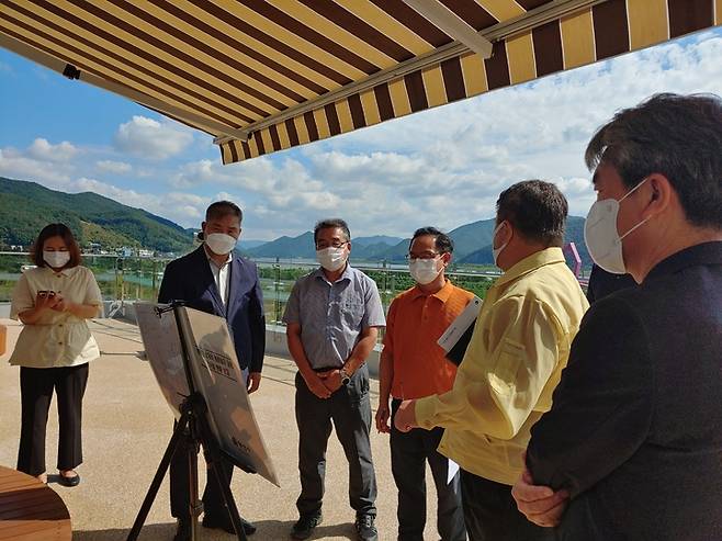 당곡생태학습관 브리핑을 받고 있는 이호중(왼쪽에서 네번째) 청장. *재판매 및 DB 금지