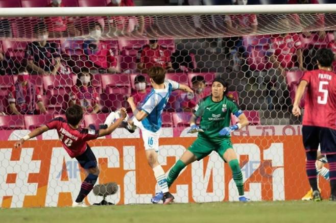 오른발로 결승골을 밀어 넣는 포항 스틸러스 이승모. AFC 제공